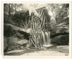Photo of Fallingwater during construction