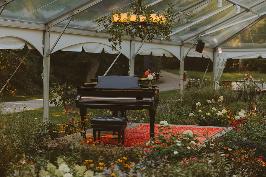 Piano in garden text at gala Piano in garden text at gala
